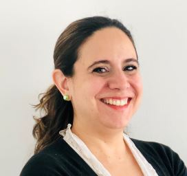 una persona sonriendo a la cámara