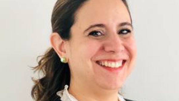 una persona sonriendo a la cámara