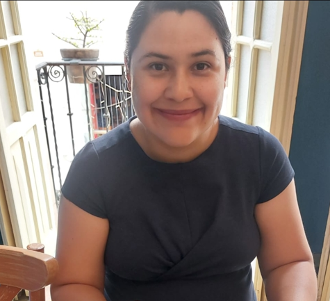 una persona sonriendo a la cámara