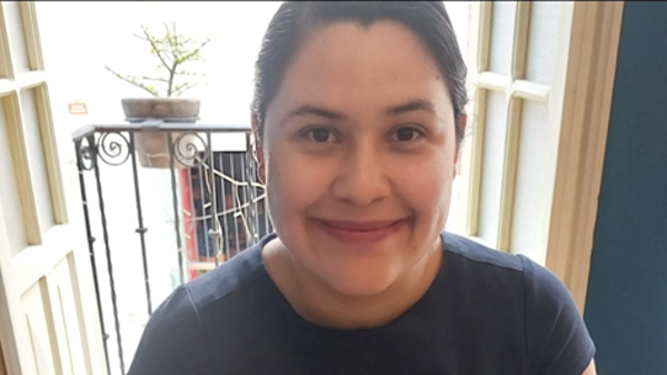 una persona sonriendo a la cámara