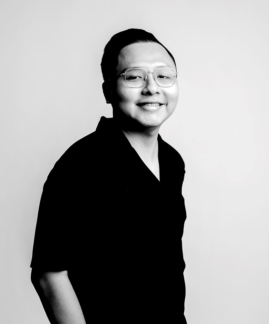 una persona con gafas y sonriendo