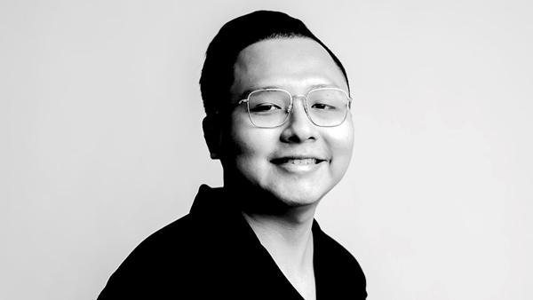 una persona con gafas y sonriendo