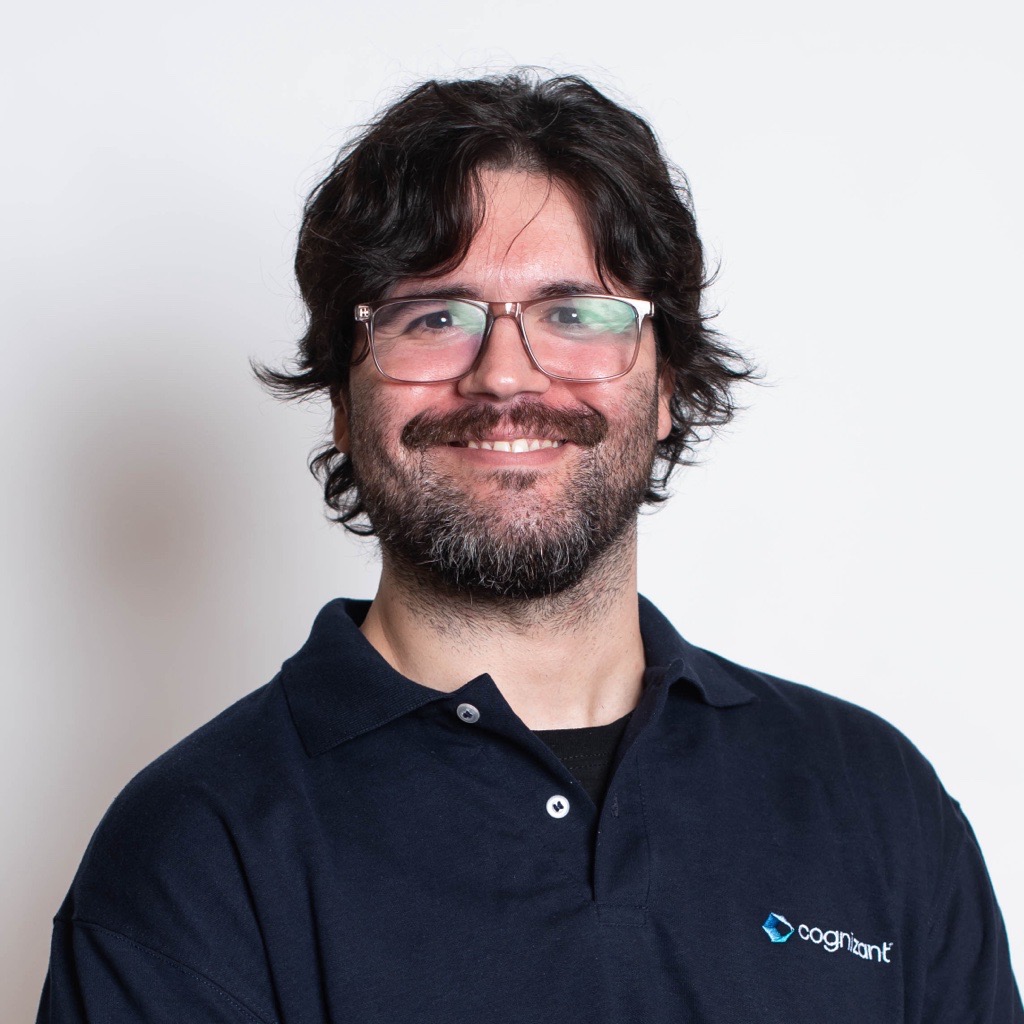 una persona con gafas sonriendo
