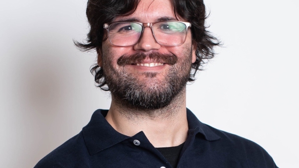 una persona con gafas sonriendo