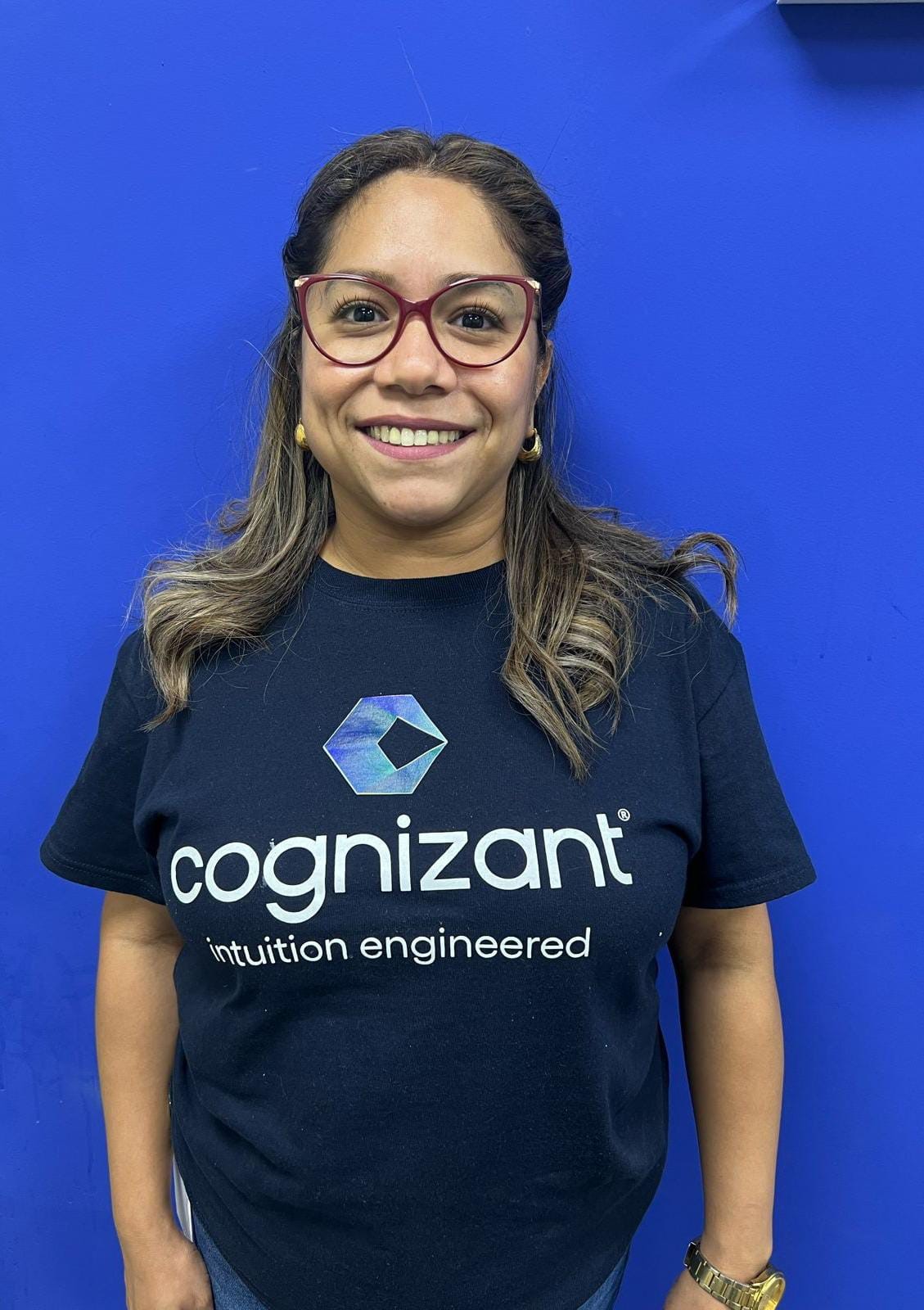 una persona con gafas sonriendo