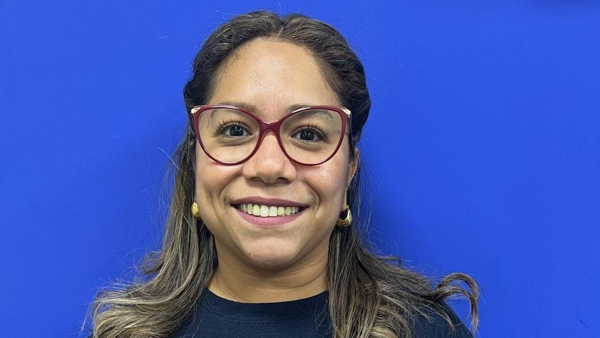 una persona con gafas sonriendo