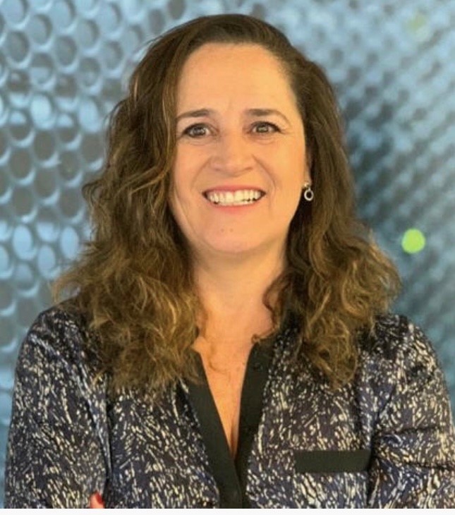 uma pessoa sorrindo para uma foto