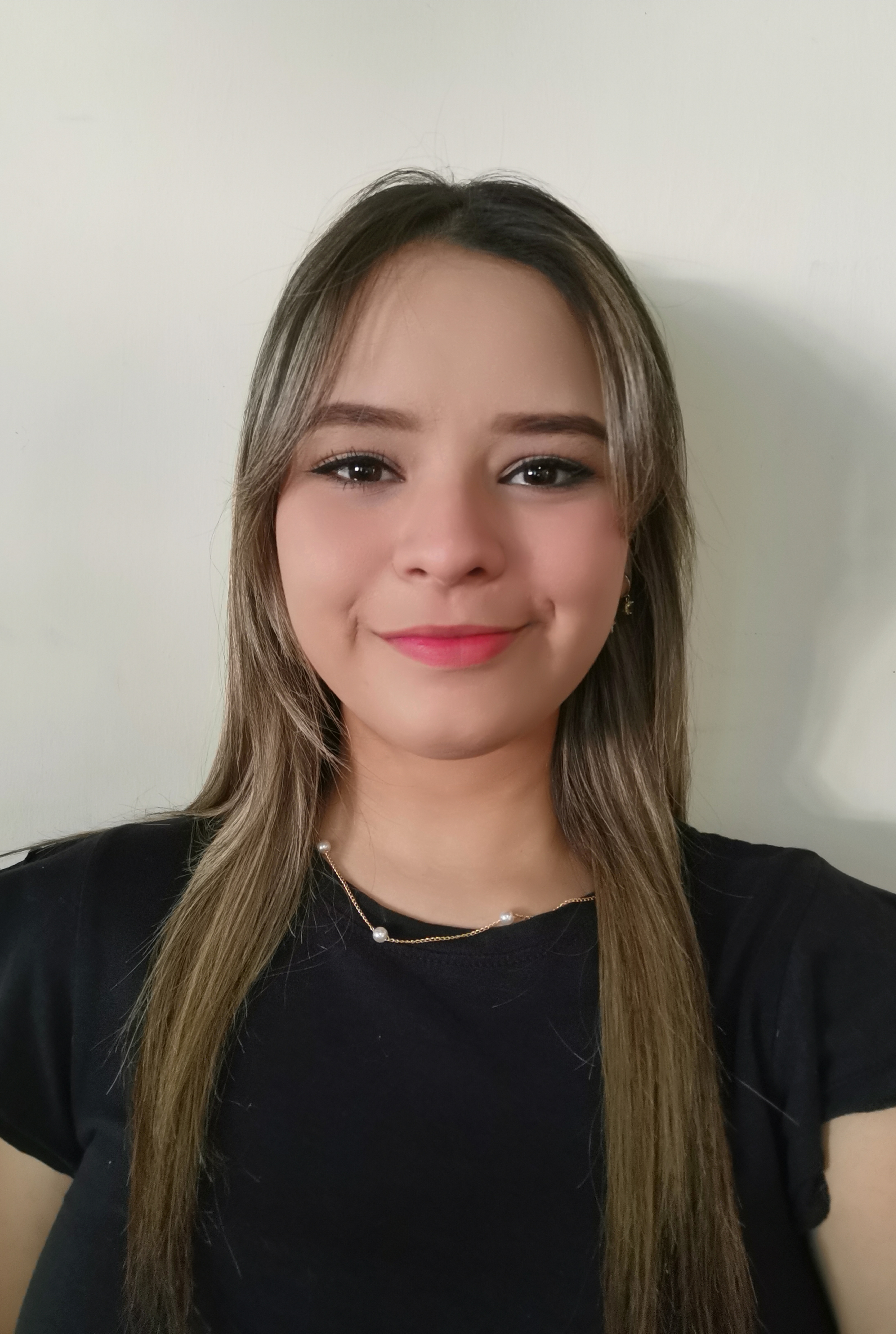 una persona sonriendo para una selfie