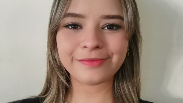 una persona sonriendo para una selfie
