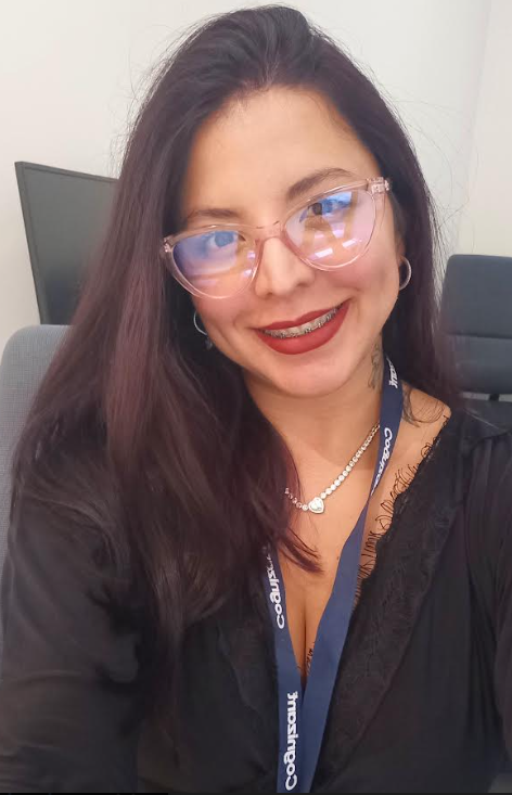 una persona con gafas y un collar