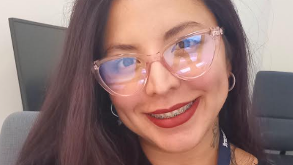 una persona con gafas y un collar