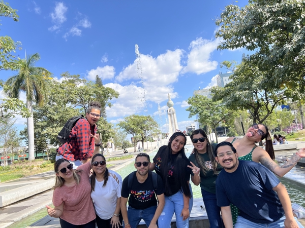 Un grupo de personas posando para una foto