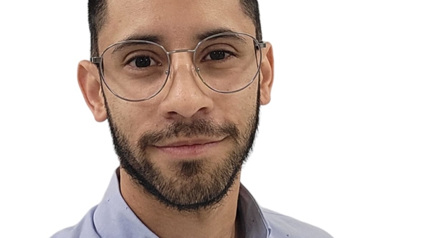 una persona con gafas y barba