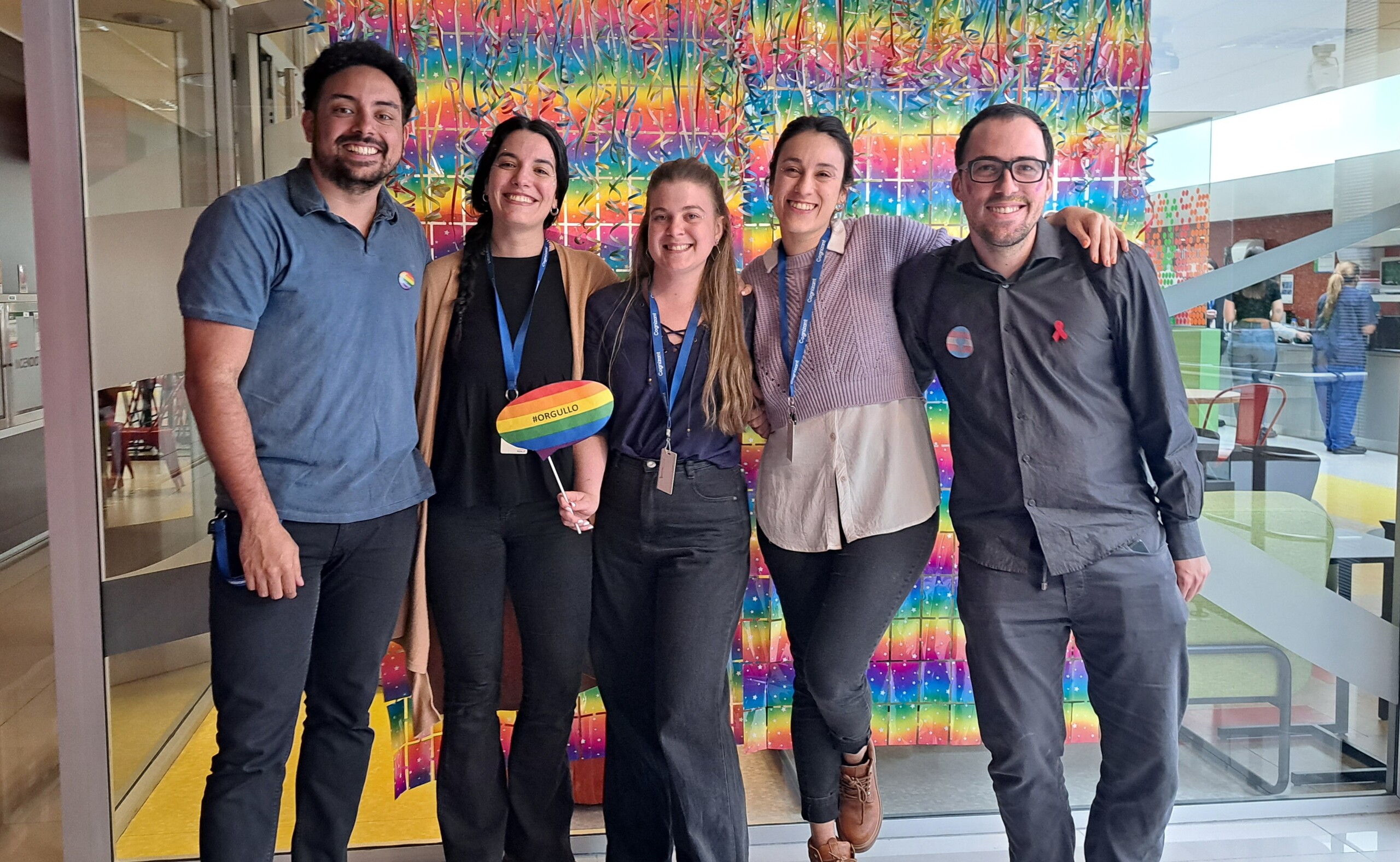 Un grupo de personas posando para una foto