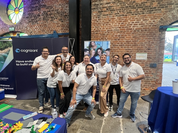 Un grupo de personas posando para una foto