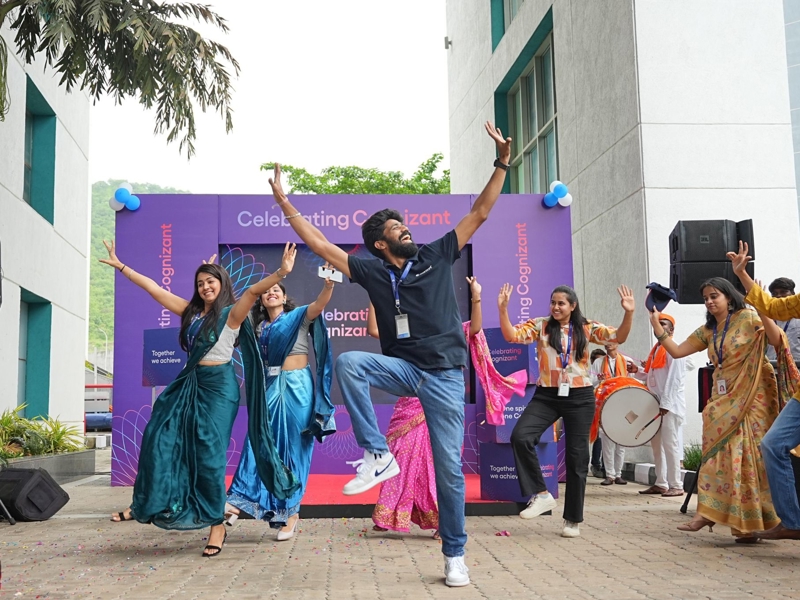 Een groep mensen die in de lucht springen