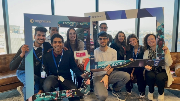 Een groep mensen poseren voor een foto