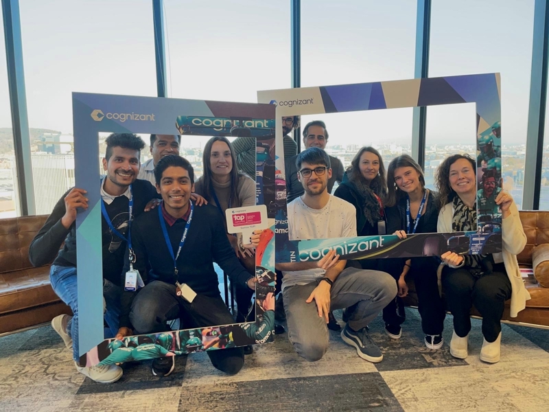 Un grupo de personas posando para una foto