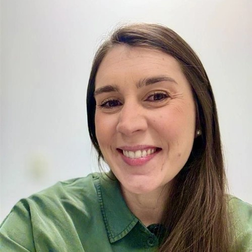Una persona sonriendo a la cámara