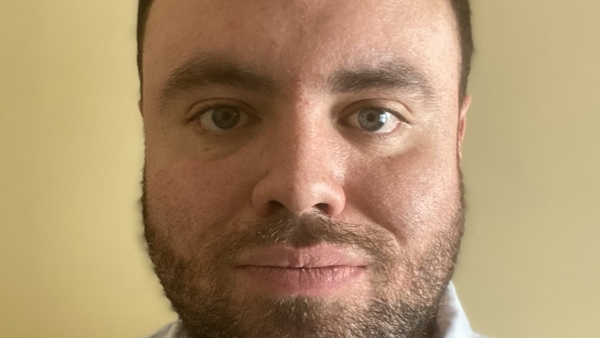 una persona con barba