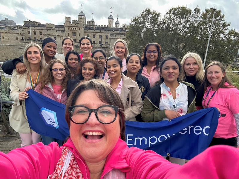 un grupo de mujeres posando para una foto