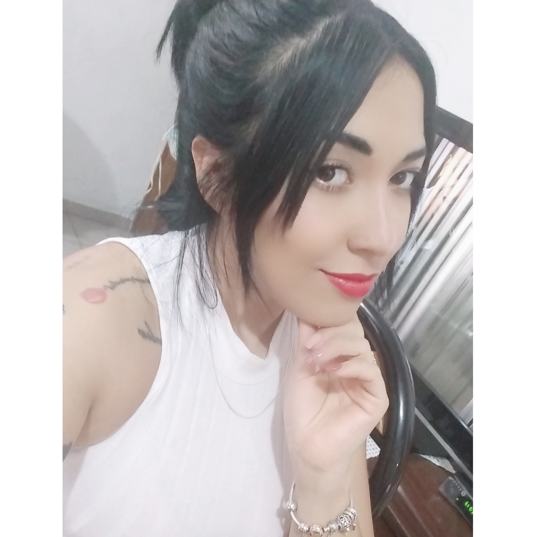 una persona con la mano en la barbilla