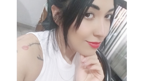 una persona con la mano en la barbilla