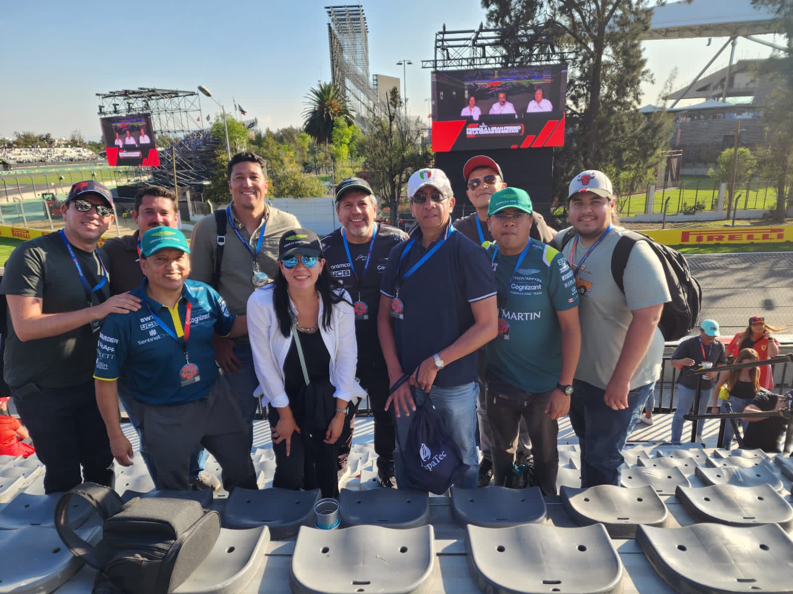 Un grupo de personas posando para una foto