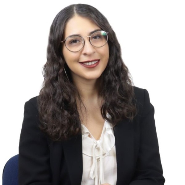 una persona con gafas y traje