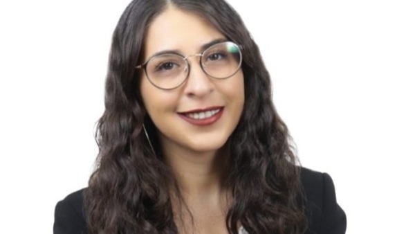 una persona con gafas y traje