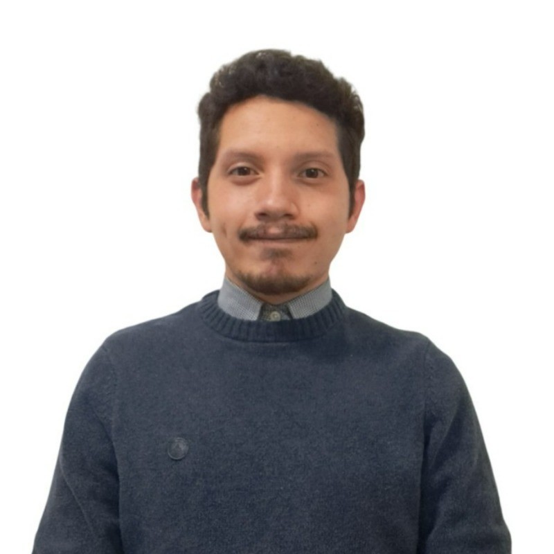 una persona con bigote y un suéter azul