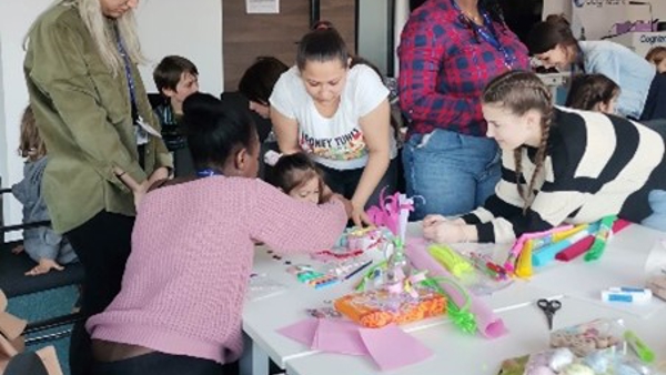 Een groep mensen rond een tafel