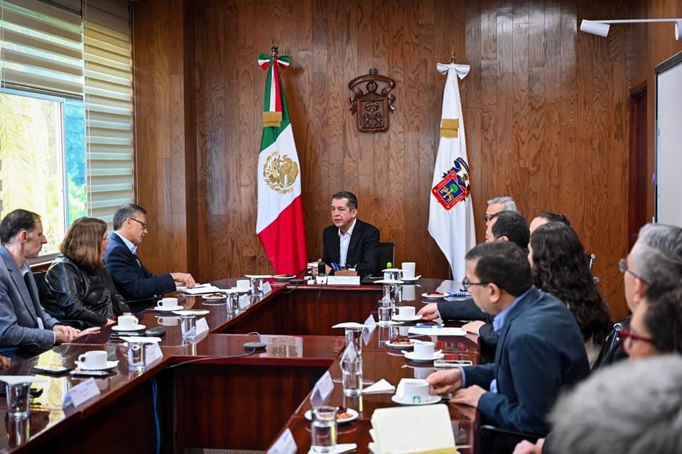 Un grupo de personas sentadas alrededor de una mesa