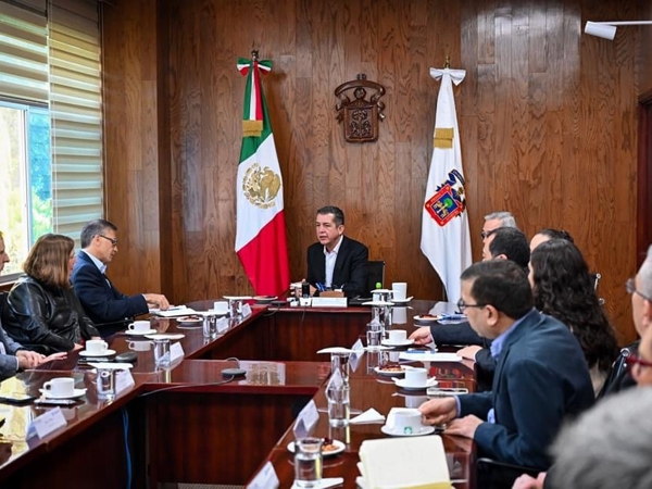 Un grupo de personas sentadas alrededor de una mesa