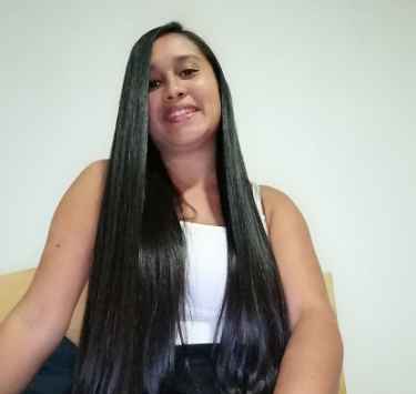 una persona con el pelo largo sonriendo