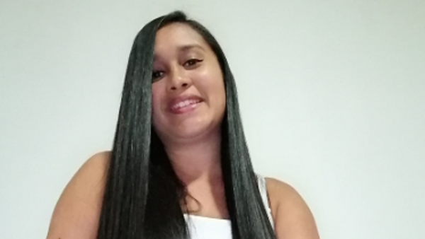 una persona con el pelo largo sonriendo