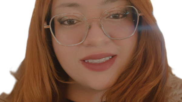 una persona pelirroja con gafas