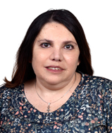 una persona de pelo oscuro con una camisa de flores