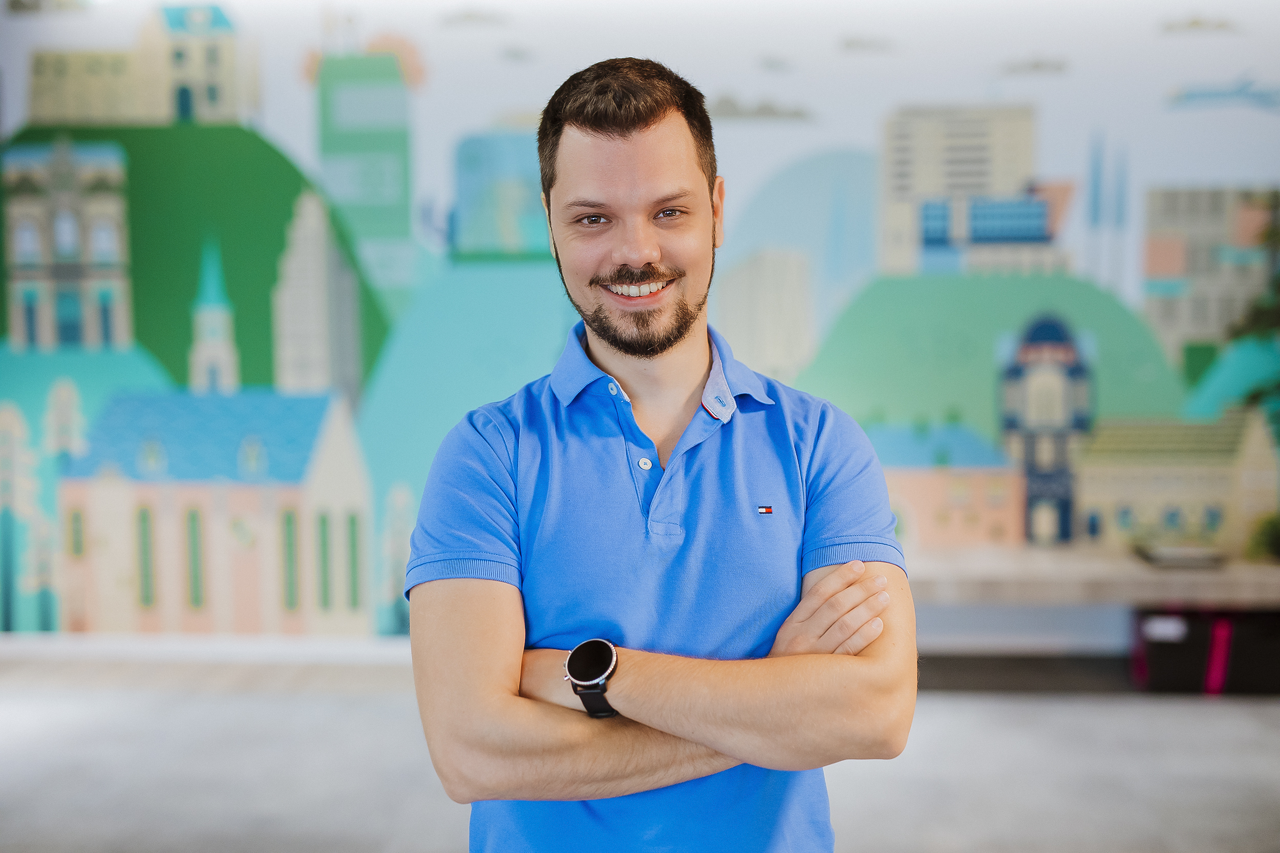 uma pessoa com barba e bigode vestindo uma camisa azul
