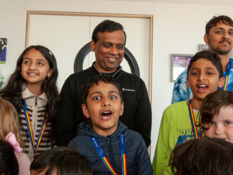 un grupo de niños con medallas colgadas al cuello