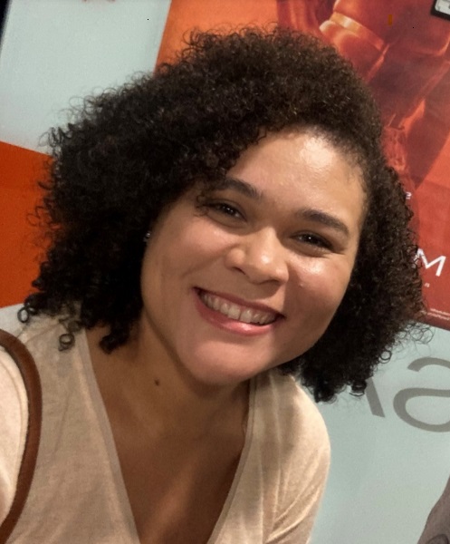 uma pessoa sorrindo para uma selfie