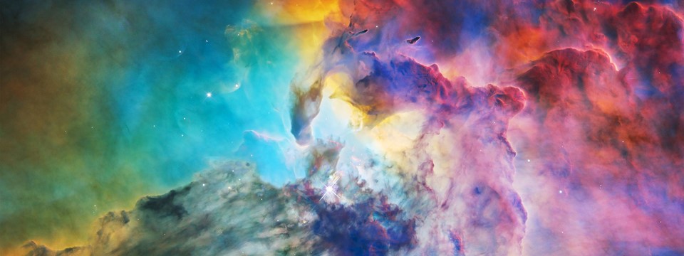 des nuages colorés et des étoiles dans l’espace
