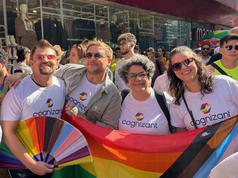 un grupo de personas posando para una foto