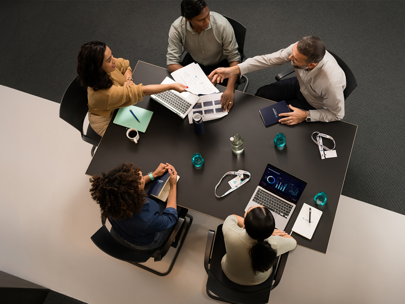 Un grupo de personas sentadas alrededor de una mesa