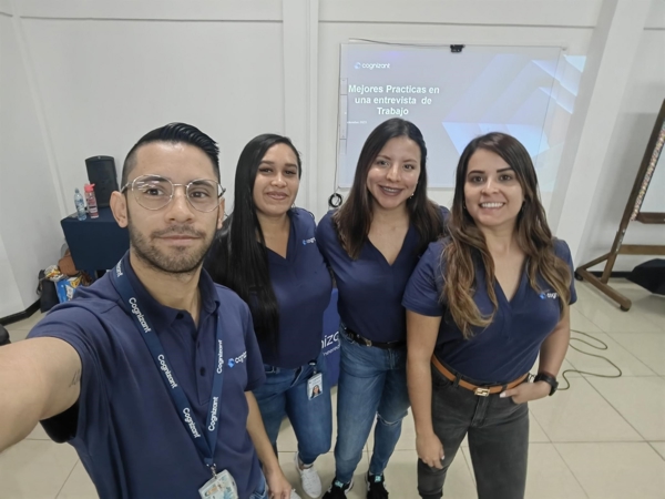 Un grupo de personas posando para una foto