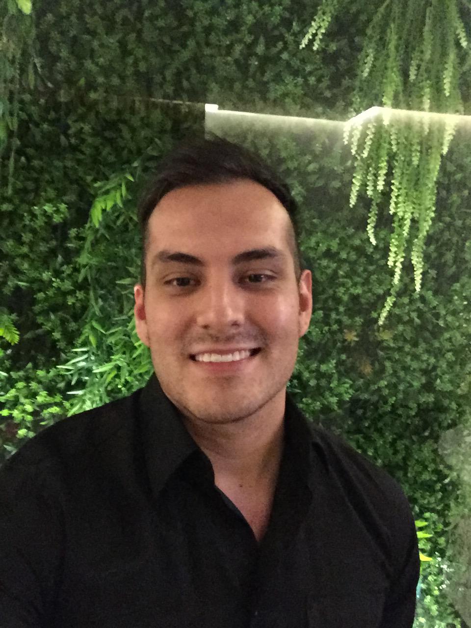 una persona sonriendo para una selfie