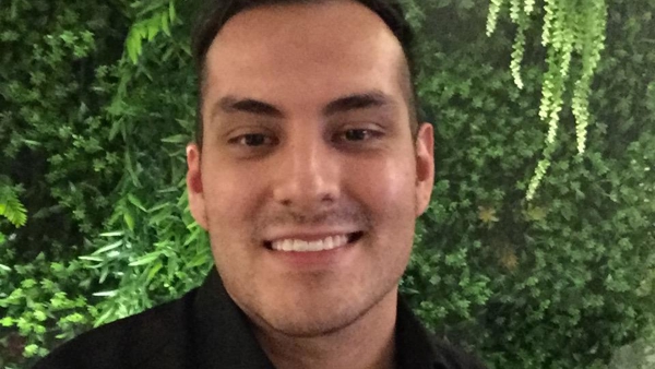 una persona sonriendo para una selfie