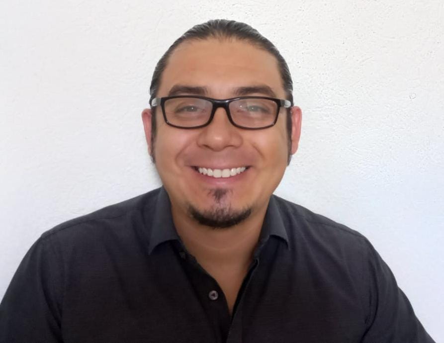 una persona con gafas y sonriendo