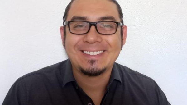 una persona con gafas y sonriendo