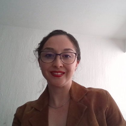 una persona con gafas y una chaqueta marrón